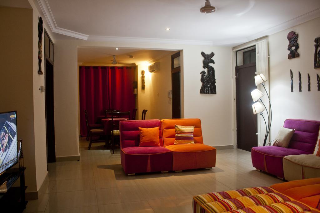 @Home Boutique B&B Hostel And Suite Аккра Экстерьер фото