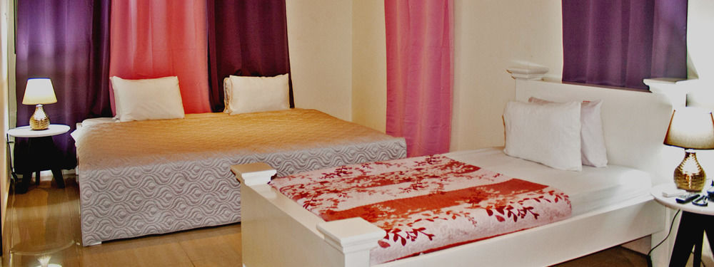 @Home Boutique B&B Hostel And Suite Аккра Экстерьер фото