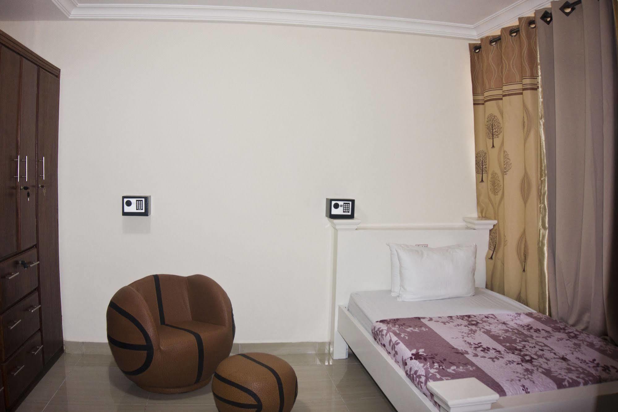 @Home Boutique B&B Hostel And Suite Аккра Экстерьер фото