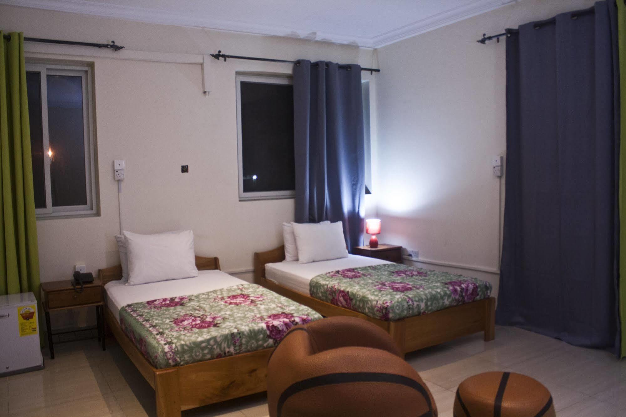 @Home Boutique B&B Hostel And Suite Аккра Экстерьер фото