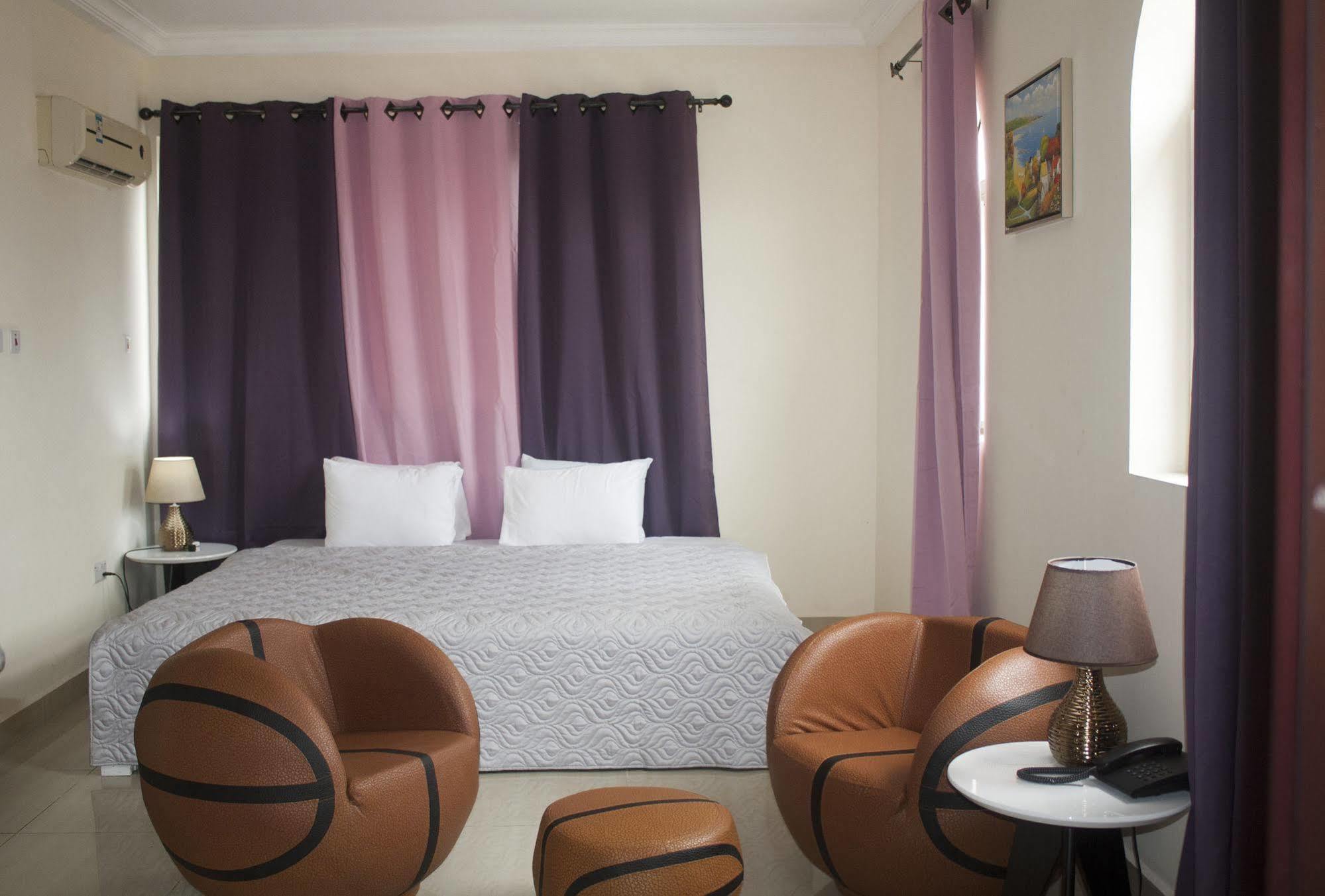 @Home Boutique B&B Hostel And Suite Аккра Экстерьер фото