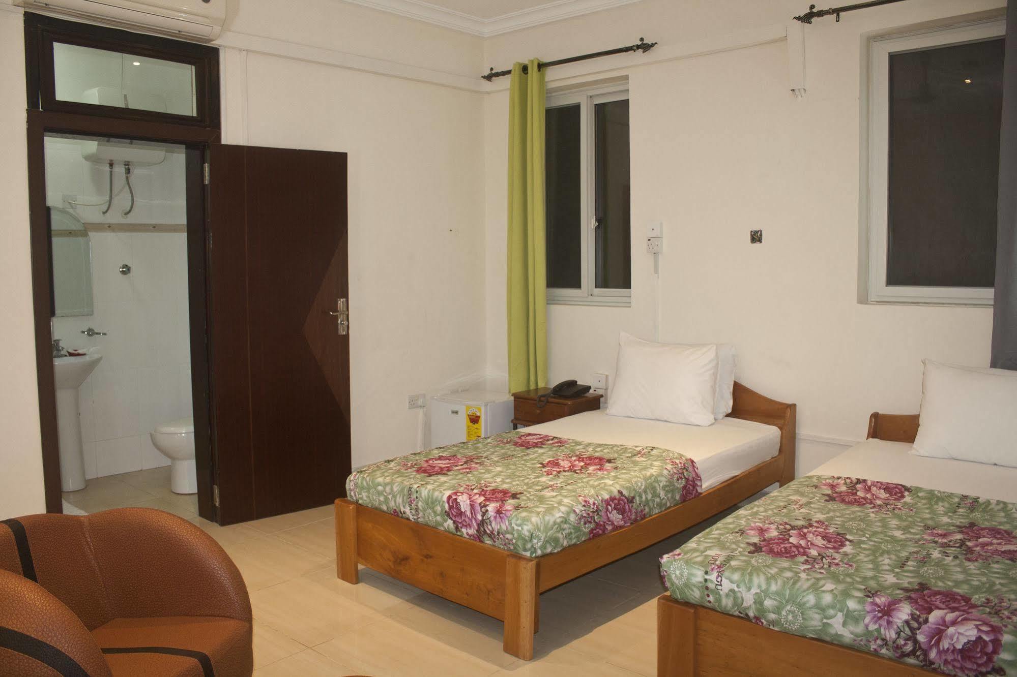 @Home Boutique B&B Hostel And Suite Аккра Экстерьер фото