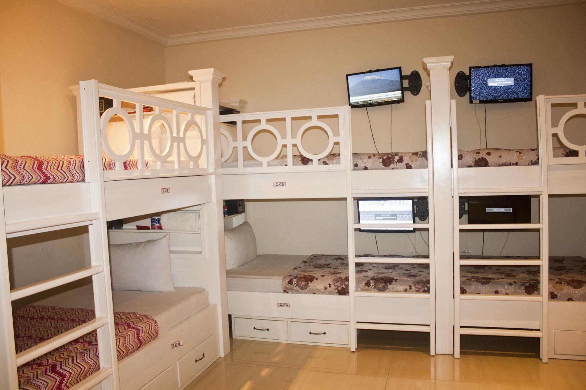 @Home Boutique B&B Hostel And Suite Аккра Экстерьер фото