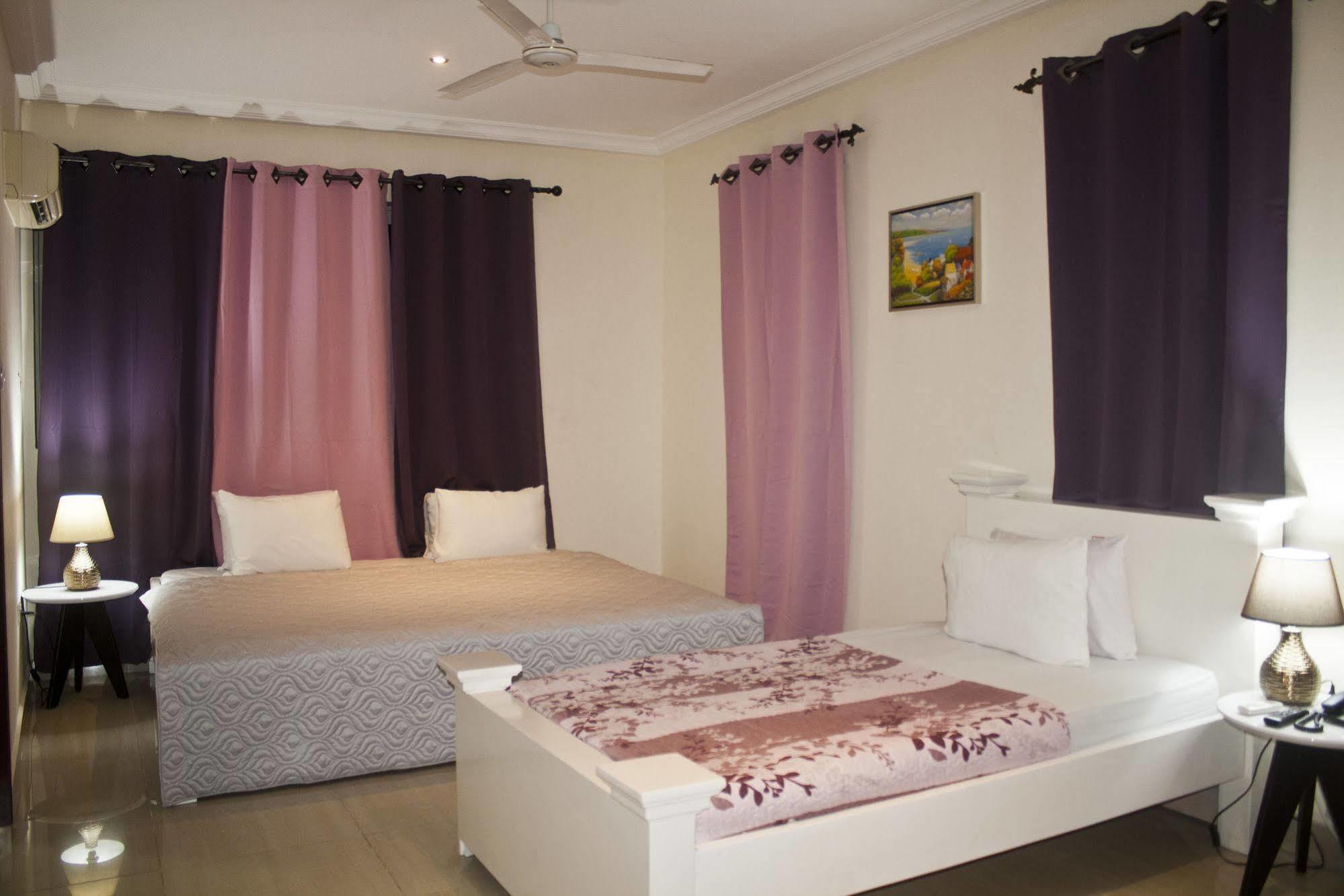 @Home Boutique B&B Hostel And Suite Аккра Экстерьер фото